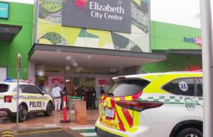 Adolescente lutando pela vida, homem ferido após esfaqueamento em shopping center Adolescente lutando pela vida, homem ferido após esfaqueamento em shopping center