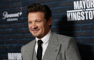 Advogado de Jeremy Renner envia carta de cessação e desistência ao cineasta Yi Zhou sobre alegações de assédio Jeremy Renner participa do Netflix Tudum 2025: The Live Event no The Kia Forum em 31 de maio de 2025 em Inglewood, Califórnia