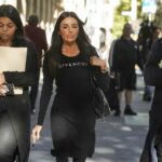 Sarah Tricarico, advogada de Tony Mokbel, chega à Suprema Corte em Melbourne em 1º de abril de 2025. As acusações criminais contra ela foram retiradas