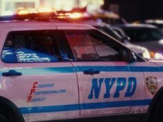 Agente de segurança escolar da polícia de Nova York preso por apalpar uma menina de 16 anos durante uma sessão de fotos dentro da escola O agente de segurança escolar Phillip Borden, 41, supostamente apalpou a menina de 16 anos durante uma sessão de fotos dentro da Escola Secundária Benjamin Franklin, disseram os promotores.