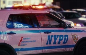 Agente de segurança escolar da polícia de Nova York preso por apalpar uma menina de 16 anos durante uma sessão de fotos dentro da escola O agente de segurança escolar Phillip Borden, 41, supostamente apalpou a menina de 16 anos durante uma sessão de fotos dentro da Escola Secundária Benjamin Franklin, disseram os promotores.