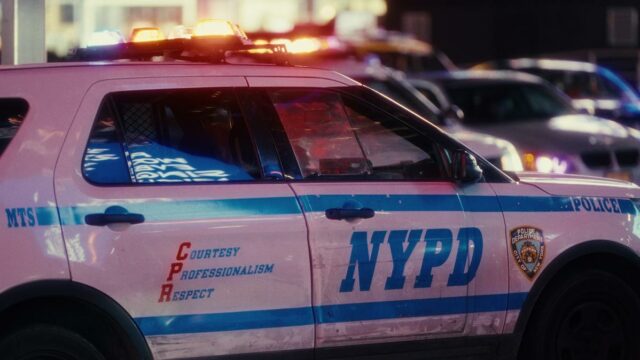 O agente de segurança escolar Phillip Borden, 41, supostamente apalpou a menina de 16 anos durante uma sessão de fotos dentro da Escola Secundária Benjamin Franklin, disseram os promotores.