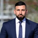 Omar Lababidi (à direita) chega ao Tribunal Local de Campbelltown, Sydney, quarta-feira, 8 de outubro de 2025. (AAP Image/Steven Markham)