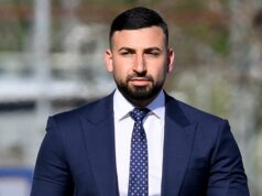 Agente imobiliário inocentado de acusações de estupro e abuso Omar Lababidi (à direita) chega ao Tribunal Local de Campbelltown, Sydney, quarta-feira, 8 de outubro de 2025. (AAP Image/Steven Markham)