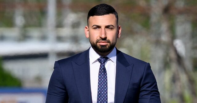 Omar Lababidi (à direita) chega ao Tribunal Local de Campbelltown, Sydney, quarta-feira, 8 de outubro de 2025. (AAP Image/Steven Markham)
