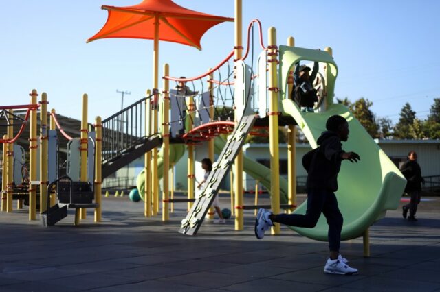 Agentes do ICE vistos perto da escola primária de Oakland solicitam bloqueio
