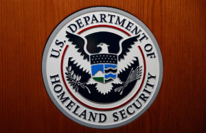 Agentes federais fogem com menina de 1 ano após prenderem seu pai em Los Angeles Yahoo news home