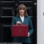 Rachel Reeves fotografada do lado de fora da 11 Downing Street, em Londres, na quarta-feira, antes de seu anúncio do orçamento
