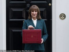 Agora os doadores trabalhistas se voltam contra Reeves: o chefe do sindicato diz que os eleitores são ‘incapazes de confiar’ no partido – enquanto o chanceler enfrenta apelos para renunciar depois de ‘mentir’ sobre as finanças da Grã-Bretanha Rachel Reeves fotografada do lado de fora da 11 Downing Street, em Londres, na quarta-feira, antes de seu anúncio do orçamento