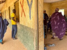 Agressores armados na Nigéria sequestram 25 meninas do internato Agressores armados na Nigéria sequestram 25 meninas do internato