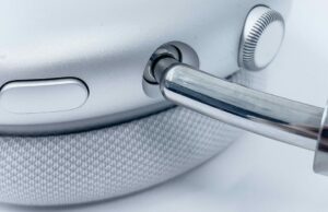 AirPods Max sofrendo as três luzes âmbar da morte? Congelá-los pode ajudar AirPods Max sofrendo as três luzes âmbar da morte | Close do conector