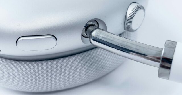 AirPods Max sofrendo as três luzes âmbar da morte | Close do conector