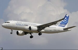 Airbus emite alerta de emergência para 6.000 jatos de passageiros enquanto a ‘queda descontrolada’ do voo dos EUA desperta temores de encalhe em massa A Airbus emitiu um alerta de emergência para o jato de passageiros A320 (foto), que pode sofrer problemas eletrônicos durante tempestades solares
