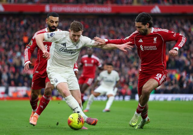Ruben Amorim grita apaixonadamente com jaqueta do Manchester United