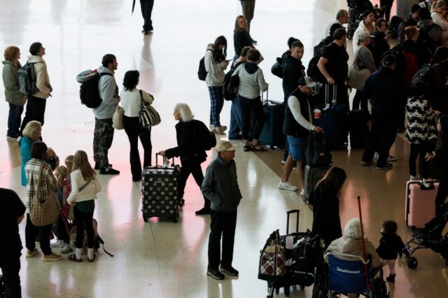 Alarme falso atrasa alguns voos noturnos de sexta-feira no aeroporto Alarme falso atrasa alguns voos noturnos de sexta-feira no aeroporto de San Jose