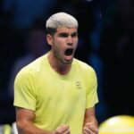 Alcaraz vence Sinner e termina 2025 como número 1 do mundo, vence Musetti nas finais da ATP