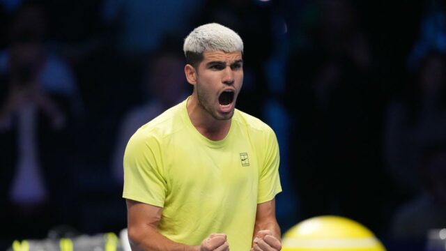 Alcaraz vence Sinner e termina 2025 como número 1 do mundo, vence Musetti nas finais da ATP
