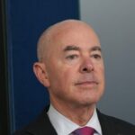 Alejandro Mayorkas uma vez admitiu que 'nem todos' os afegãos importados pela administração Biden foram examinados 'pessoalmente'