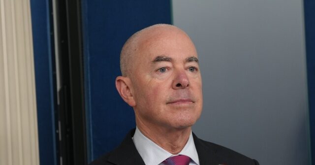 Alejandro Mayorkas uma vez admitiu que 'nem todos' os afegãos Alejandro Mayorkas uma vez admitiu que 'nem todos' os afegãos importados pela administração Biden foram examinados 'pessoalmente'