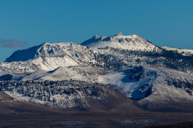 Alerta de tempestade de inverno com mais de 60 centímetros de neve caindo
