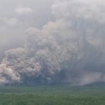 Alerta de voo para a Austrália após enorme erupção de vulcão na Indonésia