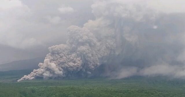 Alerta de voo para a Austrália após enorme erupção de vulcão na Indonésia
