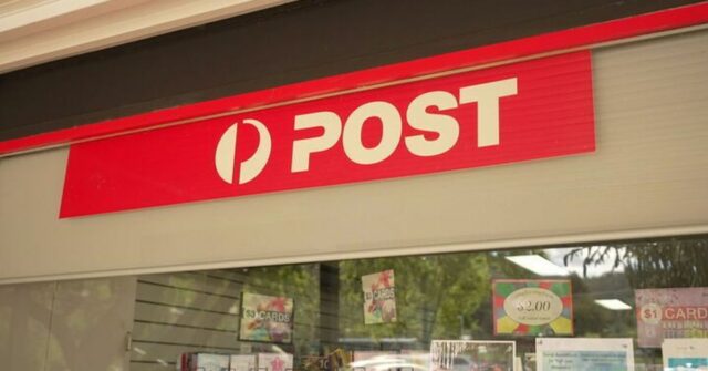Um homem de Melbourne está lutando contra o Australia Post depois de receber uma cobrança de mais de US$ 1.500 para que sua correspondência seja entregue.