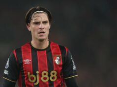 Alex Scott jogou no mesmo time da estrela feminina do Manchester United, Maya Le Tissier ícone de correio