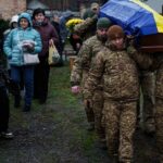 Uma guarda de honra carrega o caixão de Ruslan Zhygunov, um militar ucraniano, que foi morto na linha de frente perto da vila de Rusyn Yar, durante sua cerimônia fúnebre em Hostomel, Ucrânia. Os aliados da Ucrânia reagiram contra o plano de paz proposto por Donald Trump, dizendo que favorecia a Rússia.