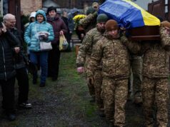 Aliados da Ucrânia recuam em plano de paz dos EUA visto como favorecendo Moscou Uma guarda de honra carrega o caixão de Ruslan Zhygunov, um militar ucraniano, que foi morto na linha de frente perto da vila de Rusyn Yar, durante sua cerimônia fúnebre em Hostomel, Ucrânia. Os aliados da Ucrânia reagiram contra o plano de paz proposto por Donald Trump, dizendo que favorecia a Rússia.