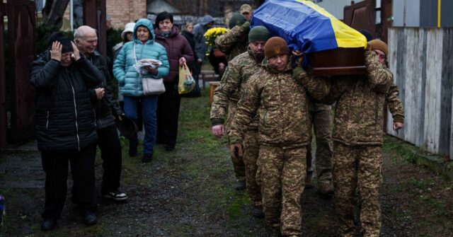 Aliados da Ucrânia recuam em plano de paz dos EUA Uma guarda de honra carrega o caixão de Ruslan Zhygunov, um militar ucraniano, que foi morto na linha de frente perto da vila de Rusyn Yar, durante sua cerimônia fúnebre em Hostomel, Ucrânia. Os aliados da Ucrânia reagiram contra o plano de paz proposto por Donald Trump, dizendo que favorecia a Rússia.