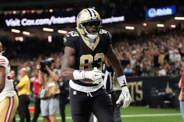 Almeje essas meias em posição fina no futebol fantasia Um jogador da NFL com uniforme branco com número 88 e pintura no rosto grita.