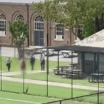 Polícia cercando um estudante armado com uma faca na North Sydney Boys High.