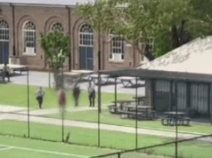 Aluno da polícia Taser armado com faca na escola de Sydney Polícia cercando um estudante armado com uma faca na North Sydney Boys High.
