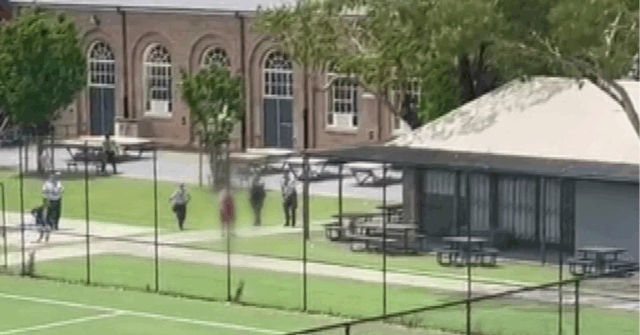 Polícia cercando um estudante armado com uma faca na North Sydney Boys High.