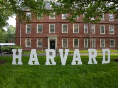 Alunos de Harvard descarregam na escola por causa da nova política de notas mais rígida: ‘Eu chorei o dia todo’ Ortografia em grandes letras brancas