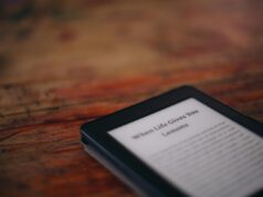 Amazon lança um serviço Kindle Translate com tecnologia de IA para autores de e-books Amazon Kindle e-reader laying on a wooden surface