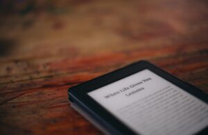 Amazon lança um serviço Kindle Translate com tecnologia de IA para autores de e-books Amazon Kindle e-reader laying on a wooden surface