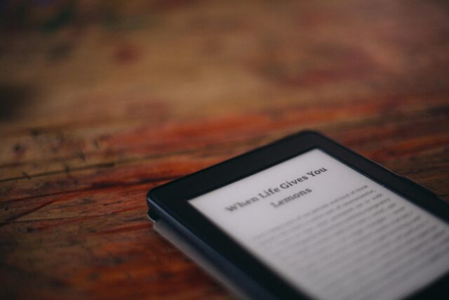 Amazon lança um serviço Kindle Translate com tecnologia de IA Amazon Kindle e-reader laying on a wooden surface