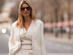 Amazon tem toneladas de suéteres estilo Zara à venda – duas semanas antes da Black Friday Diane Batoukina usa óculos escuros Dior marrons, um pulôver de cashmere branco com gola alta Zara, casaco e calças combinando, uma bolsa Prada marrom clara e fofa de pele sintética, luvas de couro brancas, durante uma sessão de fotos de moda de rua, em 13 de janeiro de 2025 em Paris, França.