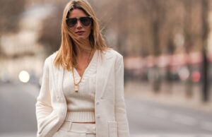 Amazon tem toneladas de suéteres estilo Zara à venda – duas semanas antes da Black Friday Diane Batoukina usa óculos escuros Dior marrons, um pulôver de cashmere branco com gola alta Zara, casaco e calças combinando, uma bolsa Prada marrom clara e fofa de pele sintética, luvas de couro brancas, durante uma sessão de fotos de moda de rua, em 13 de janeiro de 2025 em Paris, França.