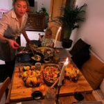 Amber Heard deu uma rara visão de sua vida familiar no Instagram na sexta-feira, enquanto compartilhava uma série de fotos inéditas das celebrações do Dia de Ação de Graças ao longo dos anos - incluindo uma de sua filha Oonagh quando criança.