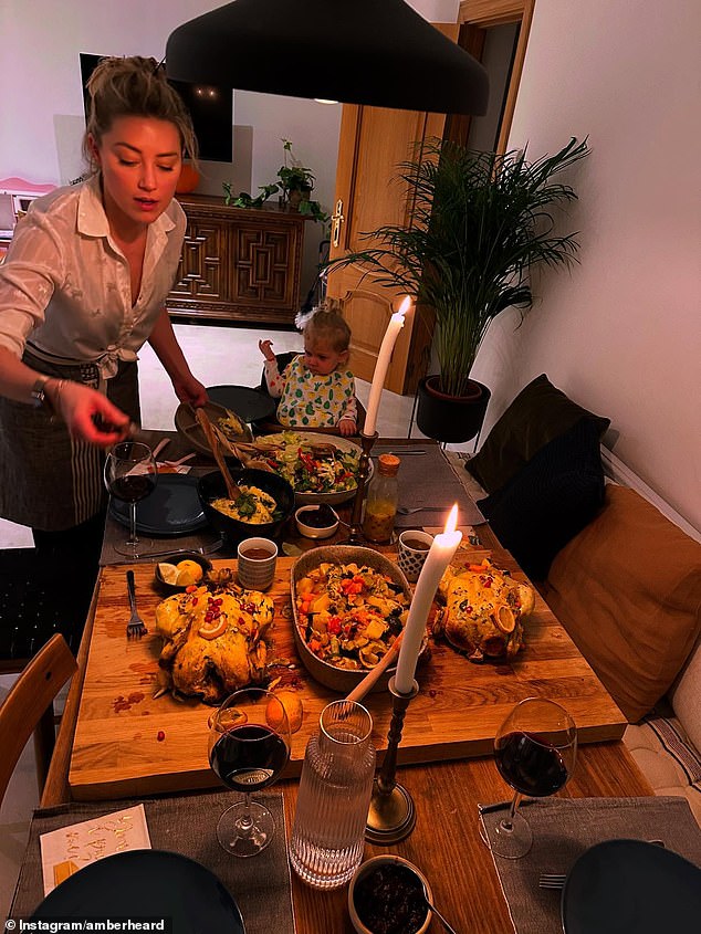 Amber Heard dá uma rara visão de sua vida familiar Amber Heard deu uma rara visão de sua vida familiar no Instagram na sexta-feira, enquanto compartilhava uma série de fotos inéditas das celebrações do Dia de Ação de Graças ao longo dos anos - incluindo uma de sua filha Oonagh quando criança.