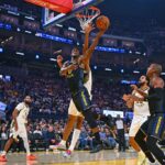 Al Horford (20), do Golden State Warriors, enfrenta Jeremiah Robinson-Earl (25), do Indiana Pacers, por um rebote no primeiro quarto de seu jogo da NBA no Chase Center, em San Francisco, Califórnia, no domingo, 9 de novembro de 2025. (Jose Carlos Fajardo/Bay Area News Group)