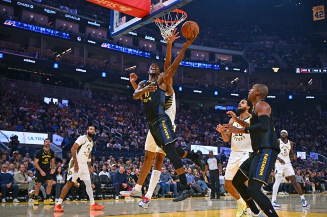 Al Horford (20), do Golden State Warriors, enfrenta Jeremiah Robinson-Earl (25), do Indiana Pacers, por um rebote no primeiro quarto de seu jogo da NBA no Chase Center, em San Francisco, Califórnia, no domingo, 9 de novembro de 2025. (Jose Carlos Fajardo/Bay Area News Group)