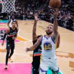 Victor Wembanyama nº 1 do San Antonio Spurs vai para a cesta contra Jimmy Butler III nº 10 do Golden State Warriors no primeiro tempo no Frost Bank Center em 12 de novembro de 2025 em San Antonio, Texas. NOTA AO USUÁRIO: O Usuário reconhece e concorda expressamente que, ao baixar e/ou usar esta fotografia, o Usuário está concordando com os termos e condições do Contrato de Licença da Getty Images. (Foto de Ronald Cortes/Getty Images)