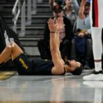 O armador do Golden State Warriors, Brandin Podziemski, reage após fazer uma cesta de 3 pontos durante o primeiro tempo de um jogo de basquete da Copa da NBA contra o Portland Trail Blazers, sexta-feira, 21 de novembro de 2025, em San Francisco. (AP Photo/Godofredo A. Vásquez)