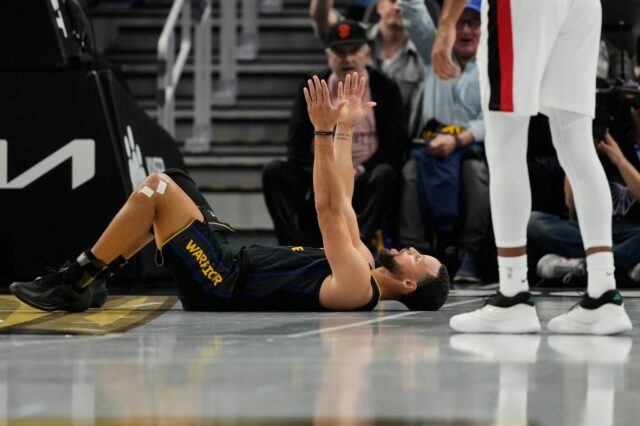 O armador do Golden State Warriors, Brandin Podziemski, reage após fazer uma cesta de 3 pontos durante o primeiro tempo de um jogo de basquete da Copa da NBA contra o Portland Trail Blazers, sexta-feira, 21 de novembro de 2025, em San Francisco. (AP Photo/Godofredo A. Vásquez)