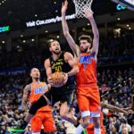 OKLAHOMA CITY, OKLAHOMA - 11 DE NOVEMBRO: Shai Gilgeous-Alexander #2 do Oklahoma City Thunder tenta um chute na frente de Jimmy Butler III #10 do Golden State Warriors durante o primeiro tempo no Paycom Center em 11 de novembro de 2025 em Oklahoma City, Oklahoma. NOTA AO USUÁRIO: O Usuário reconhece e concorda expressamente que, ao baixar e/ou usar esta fotografia, o Usuário está concordando com os termos e condições do Contrato de Licença da Getty Images. (Foto de Joshua Gateley/Getty Images)