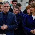 O repensar de Rachel Reeves parece ter sido motivado pelo pânico em Downing Street sobre a ameaça a Keir Starmer (foto juntos ontem), com os parlamentares trabalhistas furiosos com a perspectiva de quebrar as promessas do manifesto